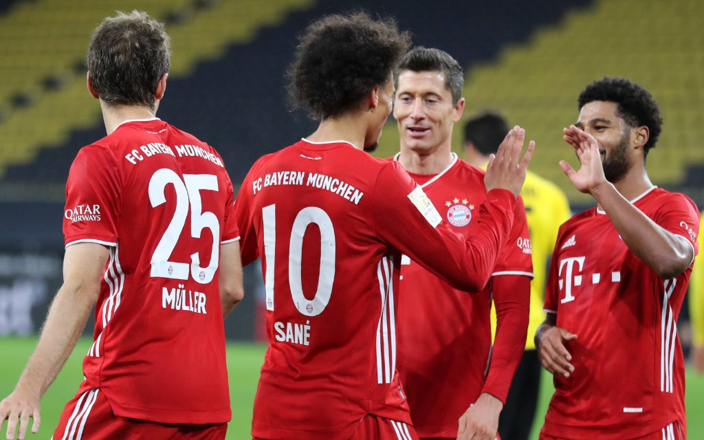 Fussball 1. Bundesliga/ Borussia Dortmund - FC Bayern Muenchen 2:3 Leroy SANE M jubelt ueber sein Tor zum 1:3, Jubel, jubeln, Freude, cheers, Torjubel, mit Thomas MUELLER Müller, M, Robert LEWANDOWSKI M und Serge GNABRY