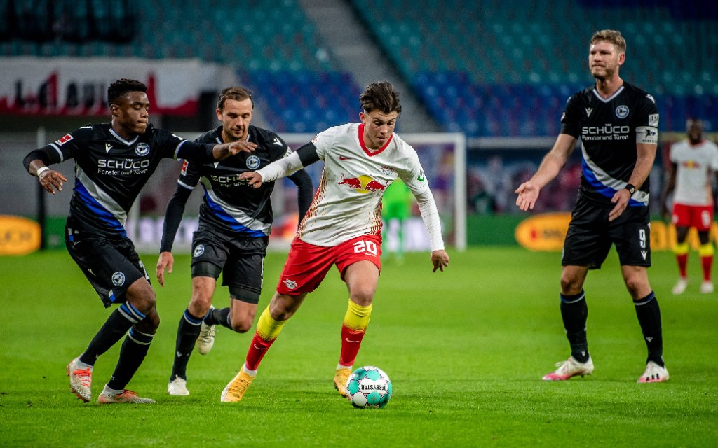 Leipzigs Lazar Samardzic weiss gegen Bielefelds Anderson Lucoqui / 28. November 2020: Leipzig, Red Bull Arena: Fussball 1. Bundesliga, 9. Spieltag