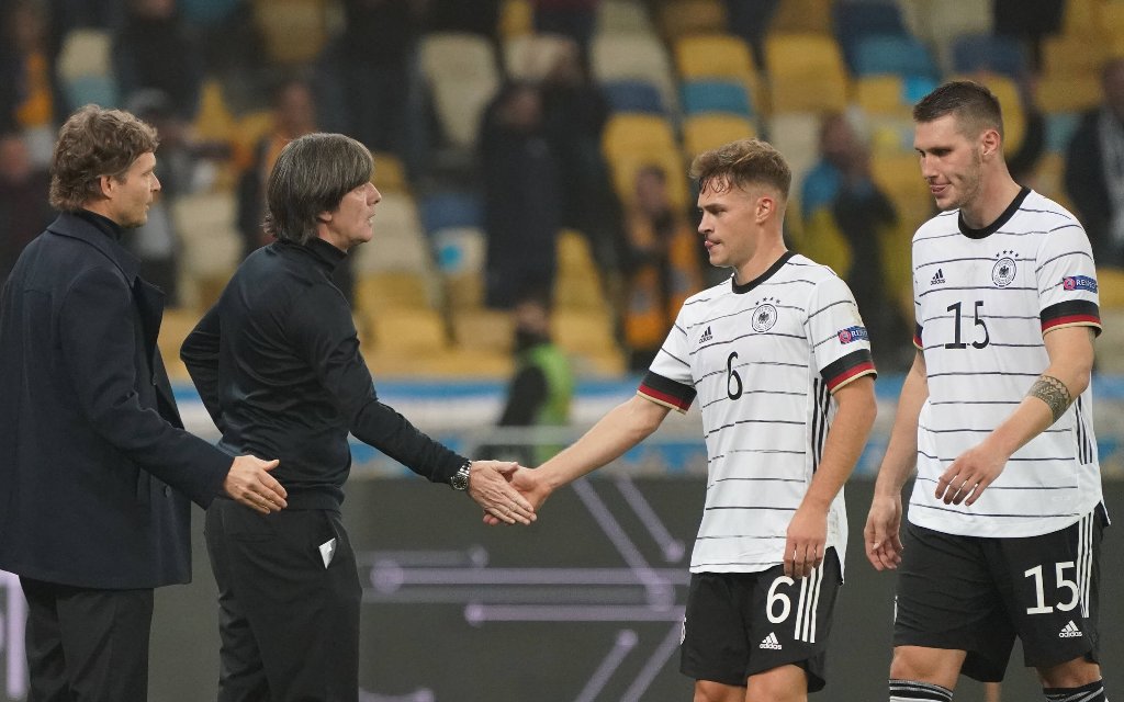 Bundestrainer Joachim Loew Deutschland Germany klatscht mit mit seinem Team nach dem 2:1 Sieg ab - 10.10.2020: Ukraine vs. Deutschland, UEFA Nations League, 3. Spieltag, Olympiastadion Kiew