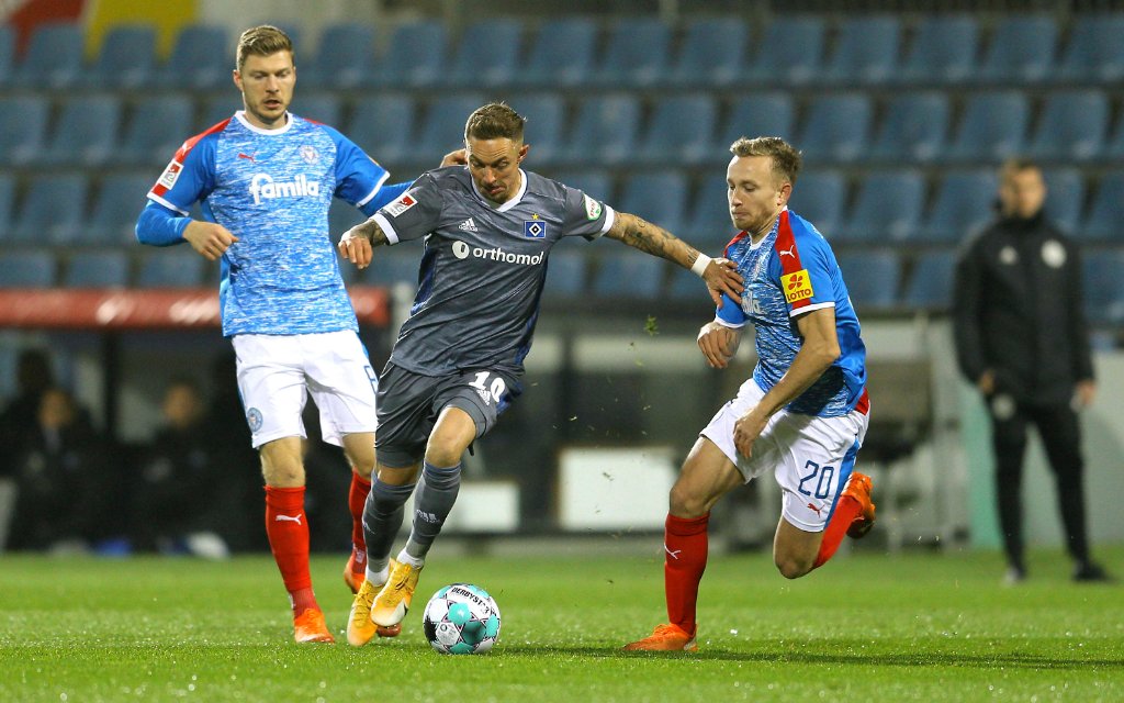 Sonny Kittel gegen Jannik Dehm rechts , Kiel und Alexander Mühling Fussball 2. Liga am Mo. 09.11.2020 Holstein Kiel - Hamburger SV