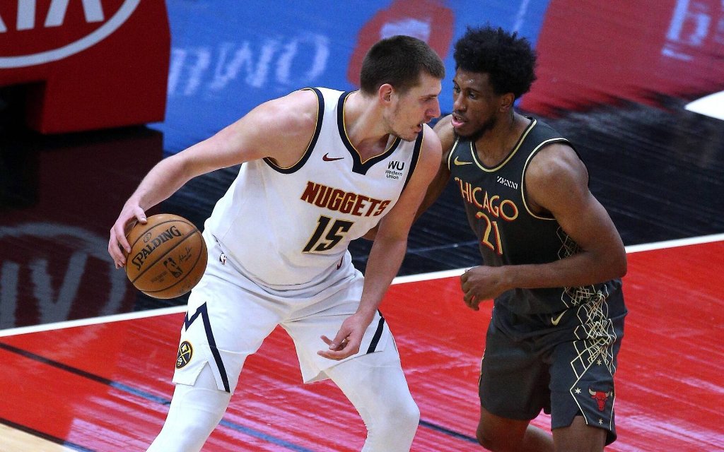 Nikola Jokic (l.) und seine Nuggets sind gut drauf