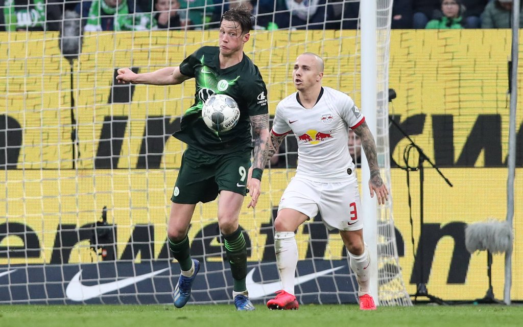 Wout Weghorst VfL Wolfsburg gegen Angelino RB Leipzig - 1 Fussball Bundesliga Saison 2019-2020 Punktspiel VfL Wolfsburg vs. RB Leipzig in der Volkswagen Arena in Wolfsburg