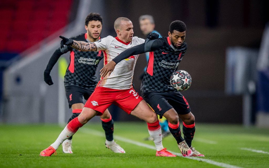 Leipzigs Angelino weiss gegen Liverpools Georginio Wijnaldum / UEFA Champions League Achtelfinale, Hinspiel / RB Leipzig - FC Liverpool 0:2 / 16.02.2021, Puskas Arena in Budapest Ungarn