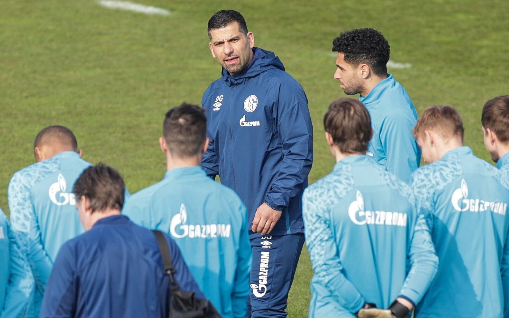 03.03.2021, Fussball, Saison 2020/2021, Training FC Schalke 04, Cheftrainer Dimitrios Grammozis FC Schalke 04 spricht mit seinen Spielern