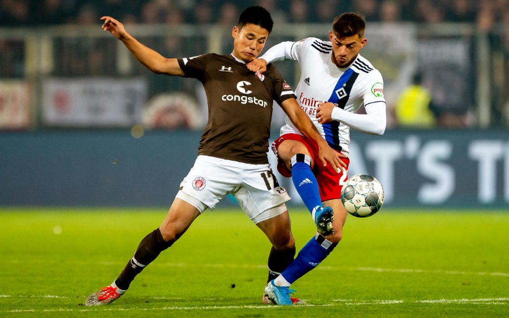 Hamburg, 16. September 2019 - Fußball, 2. Bundesliga 2019/20, FC St. Pauli - Hamburger SV: Ryo Miyaichi FC St. Pauli, 12, Tim Leibold Hamburger SV