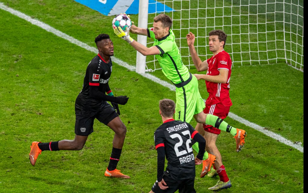 Fußball: 1. Bundesliga, Saison 2020/2021, 13. Spieltag, Bayer 04 Leverkusen gegen FC Bayern München am 19.12.2020 in der BayArena in Leverkusen. Leverkusens Torwart Lukas Hradecky fängt eine Flanke ab.