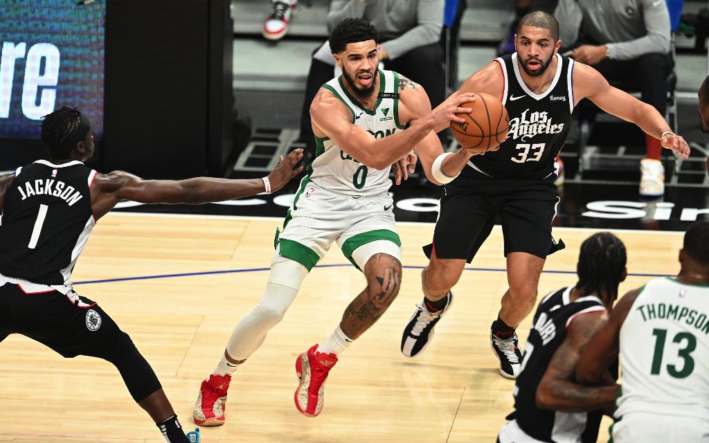 Bostons Tatum (M.) mit dem Drive im Spiel gegen die Clippers