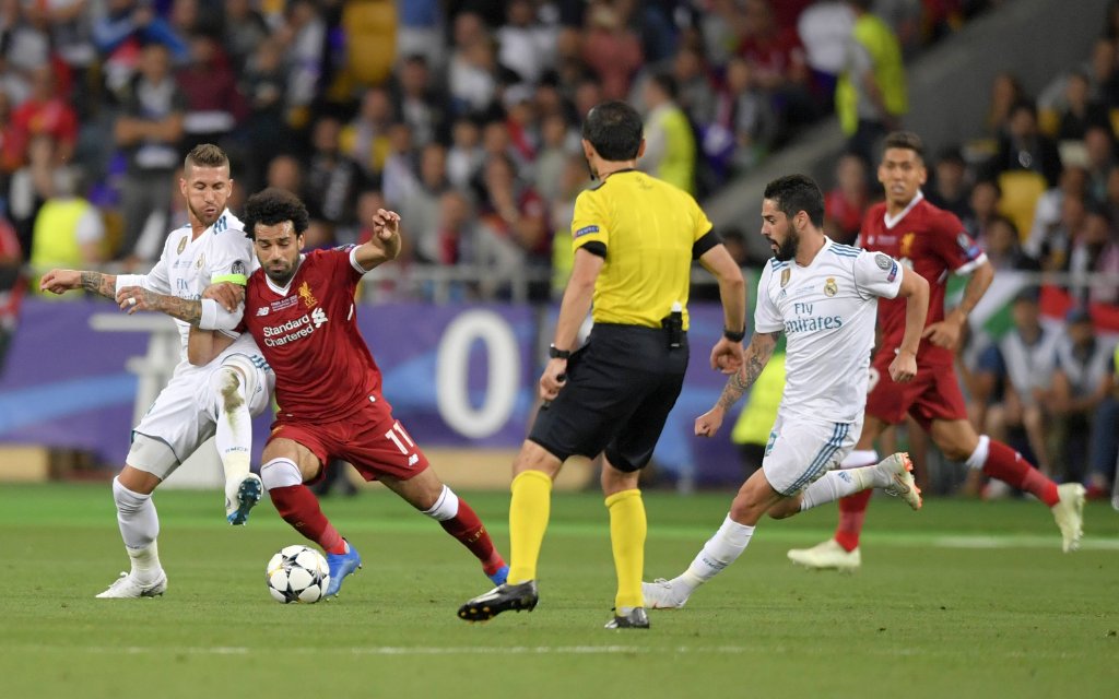 26.05.2018, Fussball UEFA Championsleague Finale 2018, Real Madrid - FC Liverpool, im Olympiastadion Kiew (Ukraine). v.li: Sergio Ramos (Real Madrid) im Zweikampf mit Mohamed Salah (FC Liverpool)