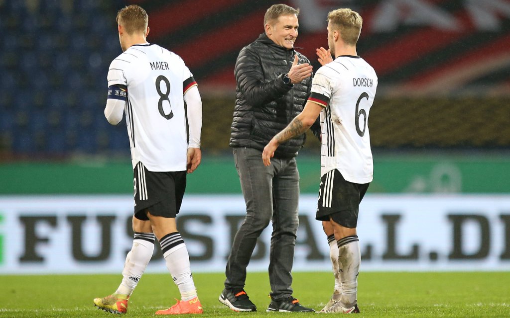 Braunschweig , Fußball U 21 EM Qualifikation , Deutschland vs. Wales , Schlussjubel L-R Arne Maier Deutschland, Bundestrainer Stefan Kuntz Deutschland und Niklas Dorsch Deutschland