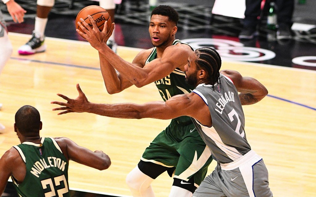 Spielt bisher eine solide Serie: Bucks MVP Antetokounmpo (M.)