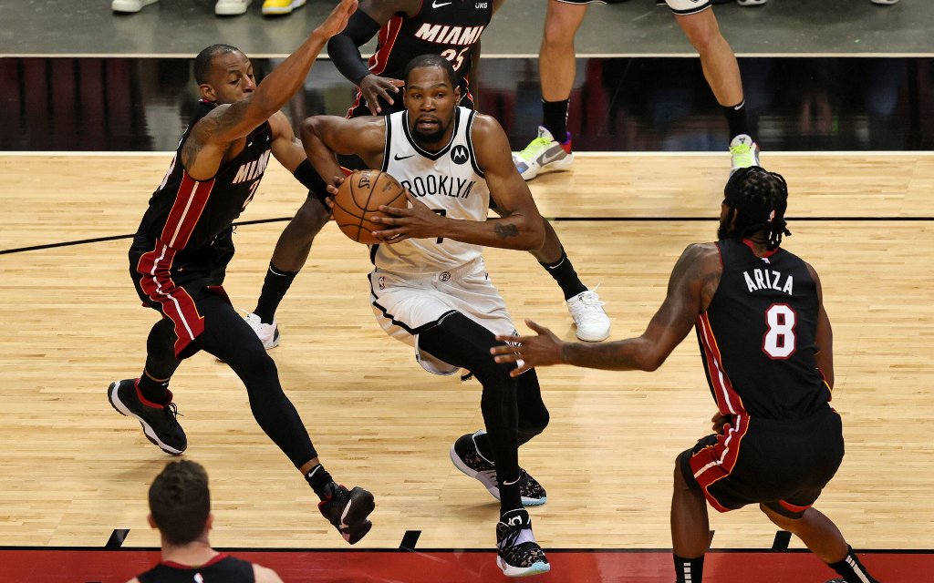 Brooklyns Durant (M.) mit dem Zug zum Korb gegen die Defense der Heat