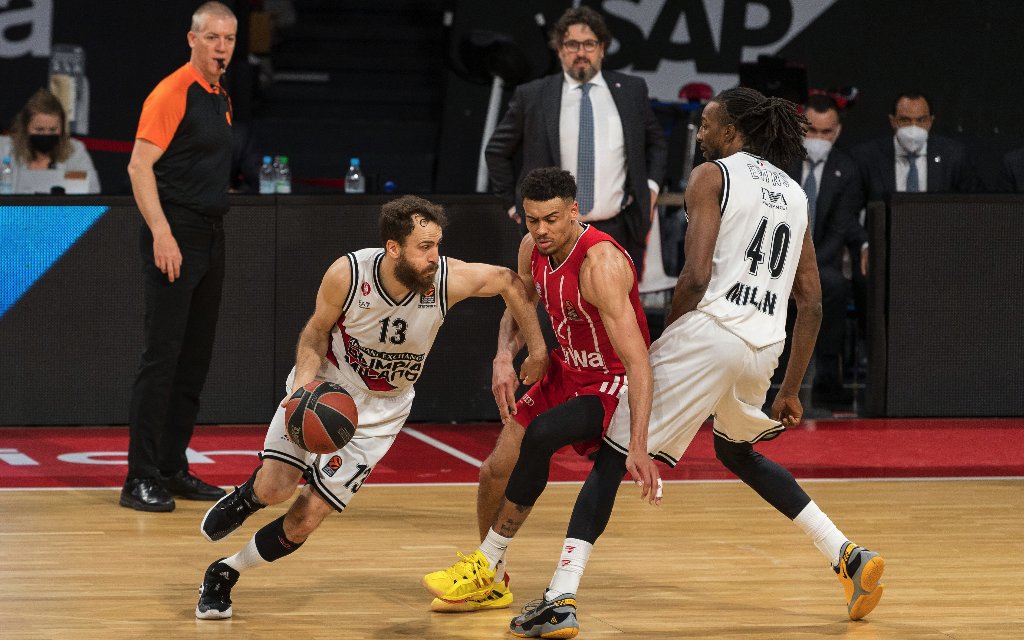 Olimpia Mailands Leistungsträger Rodriguez (l.) gegen Bayerns Baldwin (M.)