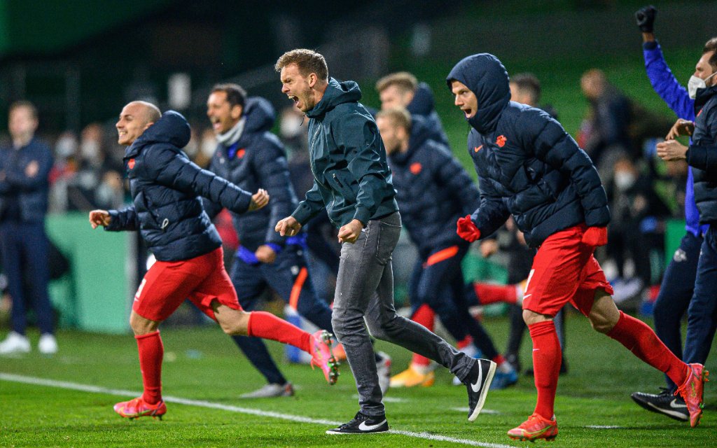 Leipzigs Trainer Julian Nagelsmann - Schlussjubel nach dem Sieg / SV Werder Bremen - RB Leipzig 1:2 n.V. / 30. April 2021: Bremen, Weserstadion / Fussball DFB-Pokal, Halbfinale.