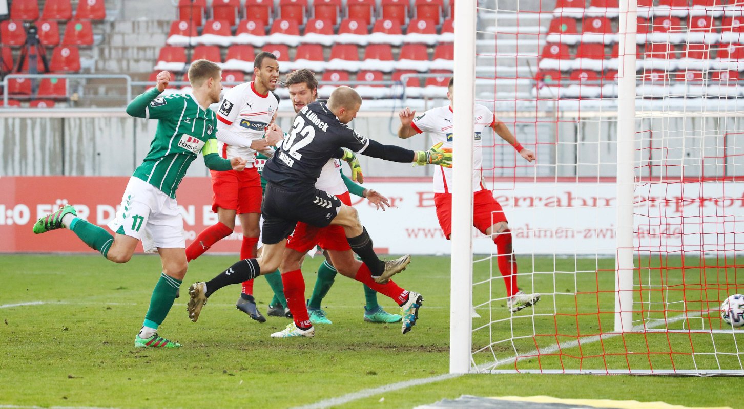 Zwickau, 10.01.2021, GGZ-Arena, Fussball, 3.Liga, 18. Spieltag , FSV Zwickau vs. VfB Lübeck 2:1 0:1 , Tor für Zwickau zum 1:1 Ausgleich. Im Bild: Torschütze Ronny König