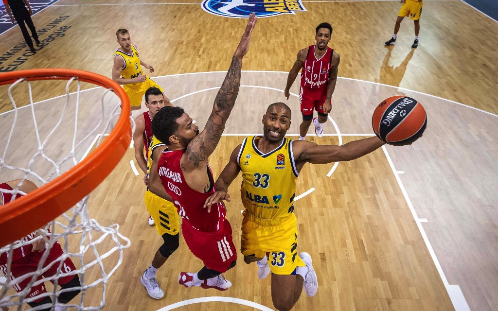 Berlins Granger mit dem Layup gegen München Weiler-Babb