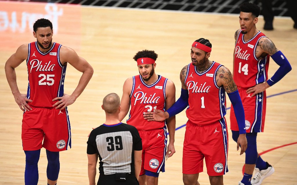 Nach Spiel 1 schon unter Druck: Die 76ers um All-Star Simmons (l.)