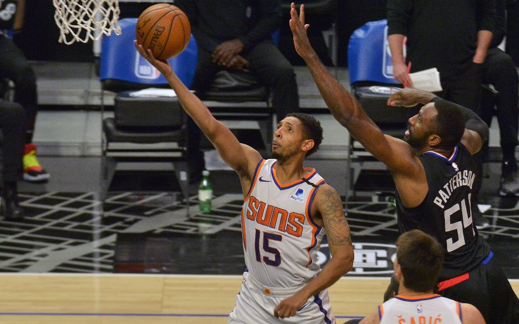 Phoenix' Payne (l.) mit dem Layup im Spiel gegen die Clippers