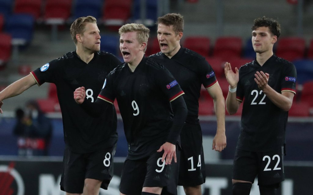 Fussball, Herren, Saison 2020/2021, U 21-EM 2021, Viertelfinale, Dänemark - Deutschland in Szekesfehervar, Deutschland bejubelt ein Tor im Elfmeterschießen, v. l Arne Maier U21