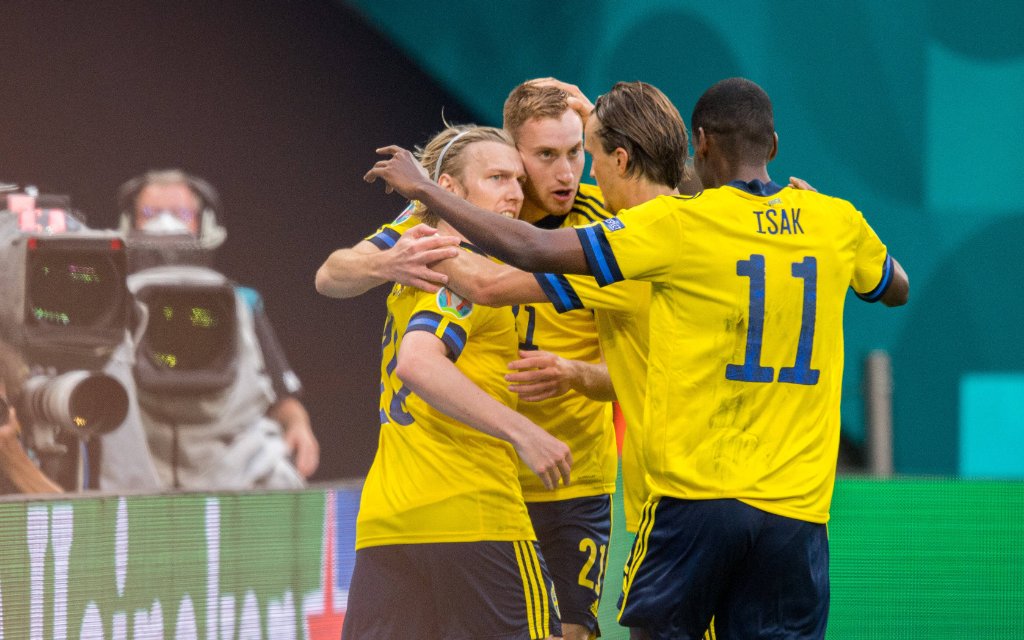 210623 Emil Forsberg celebrate with Dejan Kulusevski, Kristoffer Olsson and Alexander Isak of Sweden after scoring the 2-0 goal during the UEFA EURO, EM, Europameisterschaft,Fussball 2020 Football Championship match between Sweden and Poland on June 23, 2021 in Saint Petersburg