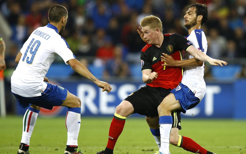 Lyon - Belgie - Italie, Voetbal, Euro 2016, 13-06-2016 , Stade de Lyon , Belgie speler Kevin De bruyne (m) met Italie speler Alessandro Florenzi (r) en Italie speler Leonardo Bonucci (l) Belgium v Italy