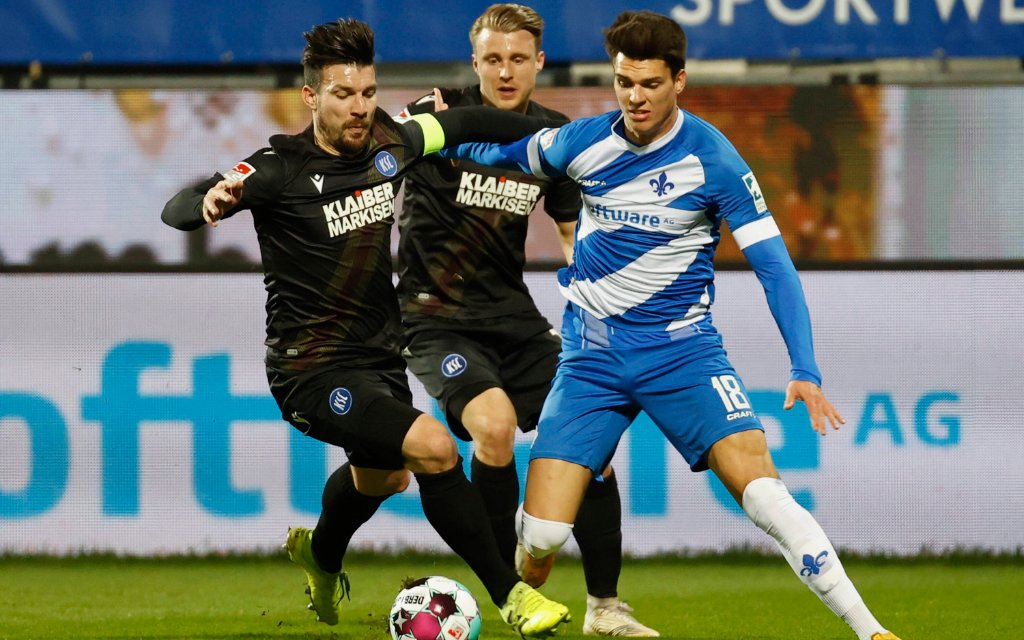 v. li. Jerome Gondorf Karlsruher SC, Marco Thiede Karlsruher SC und Mathias Honsak SV Darmstadt 98 26.02.2021, Fussball, 2. Bundesliga 2020, 2021, 23. Spieltag, SV Darmstadt 98 - Karlsruher SC