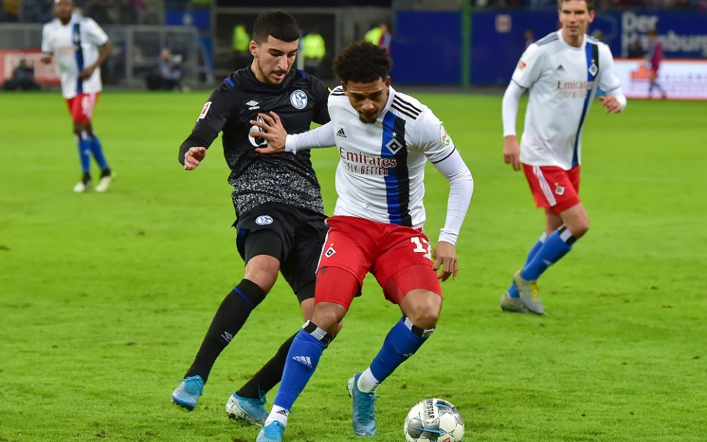 Hamburg, Deutschland 10. Januar 2020: Testspiel - 19/20 - Hamburger SV vs. FC Schalke 04 v. li. im Zweikampf Nassim Boujellab Schalke und Xavier Amaechi HSV