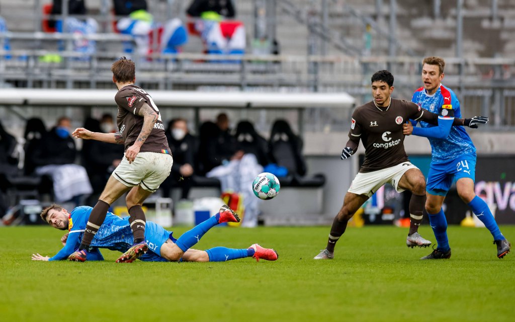 Hamburg, 9. Januar 2021 - Fußball, 2. Bundesliga 2020/21, FC St. Pauli - Holstein Kiel: Jonas Meffert Holstein Kiel, 26, Guido Burgstaller FC St. Pauli, 9, Omar Marmoush FC St. Pauli, 22, Hauke Wahl Holstein Kiel