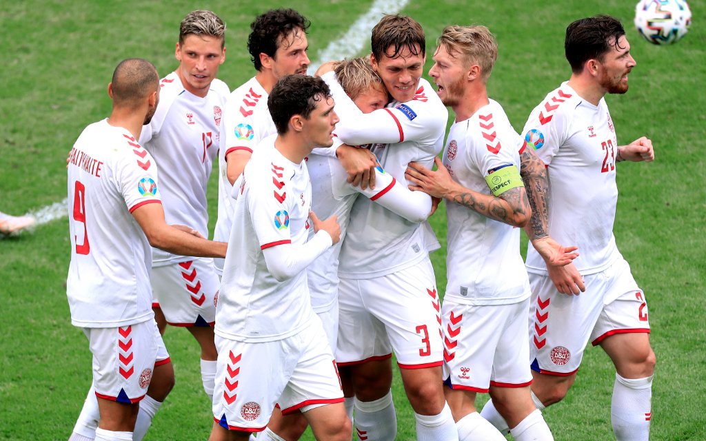 DOLBERG Kasper Team Dänemark jubelt nach seinem Tor zum 1 : 0 Fuehrung mit MAEHLE Joakim und VESTERGAARD Jannik und CHRISTENSEN Andreas in der Johan Cruijff Arena in Amsterdam UEFA Fussball Europameisterschaften 2020 Achtelfinale Wales - Daenemark 0 : 4 am 26.Juni 2021 in Amsterdam