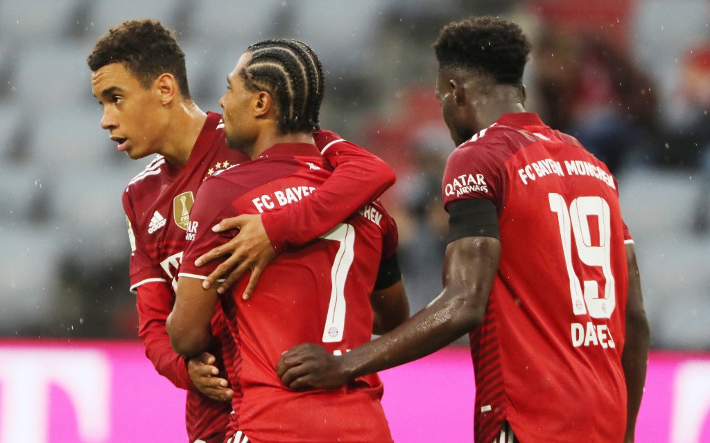 Bundesliga 2. Spieltag FC Bayern München - 1. FC Köln Jamal Musiala und Serge Gnabry, rechts Alphonso Davies München Bayern Allianz Arena