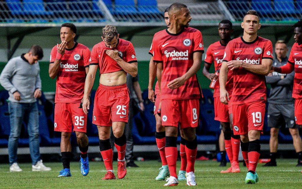 Fussball DFB Pokal 1.Runde, SV Waldhof Mannheim - Eintracht Frankfurt v.l. enttäuschung Frankfurt Pokal aus Christopher Lenz Eintracht Frankfurt, Djibril Sow Eintracht Frankfurt, Rafael Borre, Rafael Santos