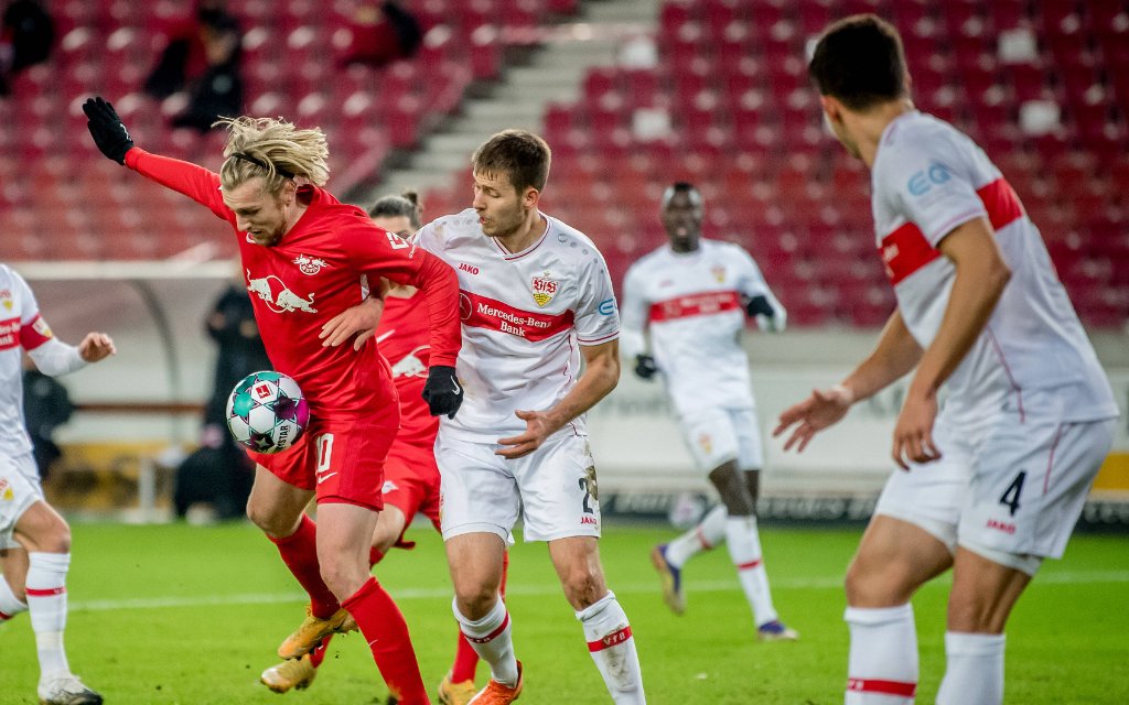 Leipzigs Emil Forsberg rot gegen Stuttgarts Waldemar Anton / VfB Stuttgart - RB Leipzig 0:1 / 2. Januar 2021 / Stuttgart, Mercedes-Benz-Arena.