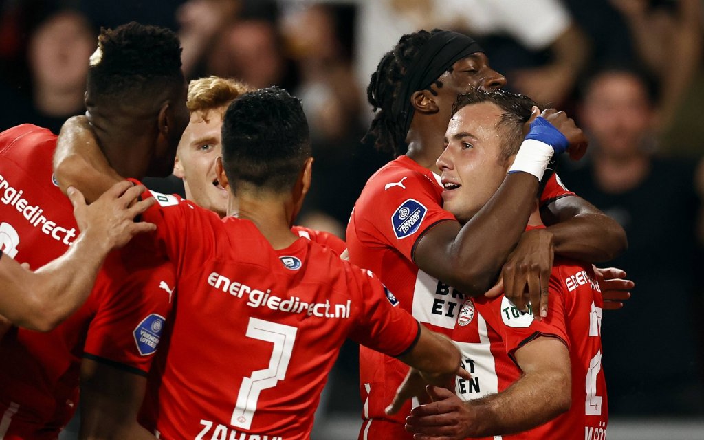 EINDHOVEN - lr Ibrahim Sangare of PSV Eindhoven, Yorbe Vertessen of PSV Eindhoven, Eran Zahavi of PSV Eindhoven, Noni Madueke of PSV Eindhoven, Mario Gotze of PSV Eindhoven celebrate the 3-1 during the Champions League qualifying match between PSV Eindhoven and Galatasaray SK at the Phillips Stadium on July 21, 2021 in Eindhoven