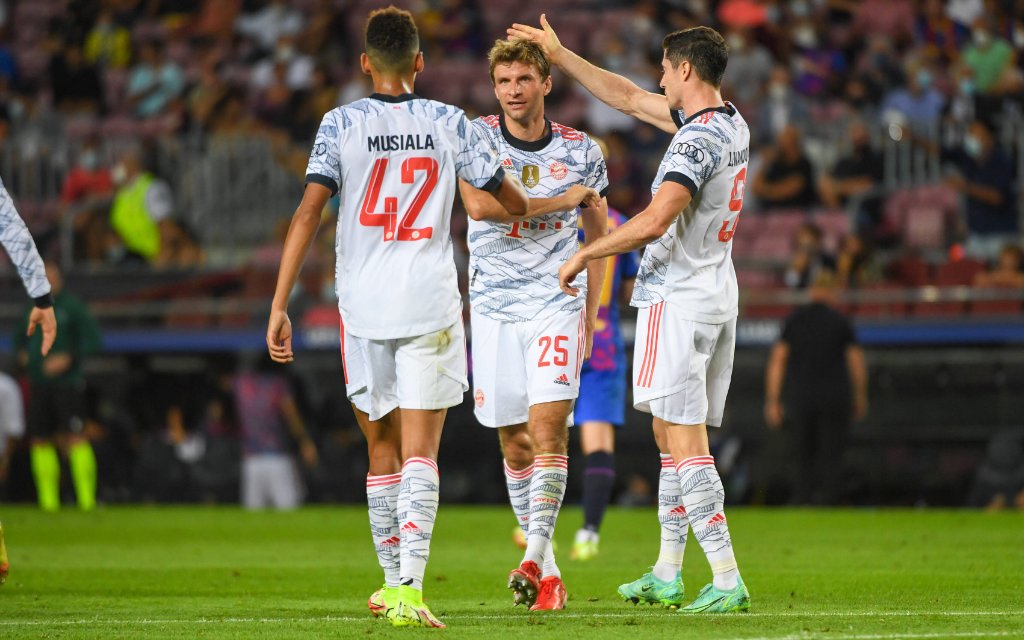 Torjubel zum 0:1 durch Thomas Mueller FC Bayern Muenchen 25, Jamal Musiala FC Bayern Muenchen, 42, Robert Lewandowski FC Bayern Muenchen 09 GER, FC Barcelona, Barca vs. FC Bayern Muenchen