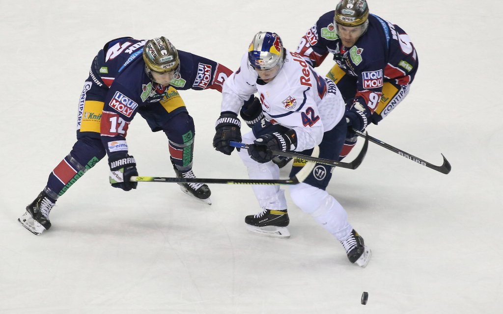 Eisbären gegen RB Muenchen, im Bild Eric Mik (Eisbären Berlin), Matthew White (Eisbären Berlin, 97) und Yasin Ehliz (Red Bull München, 42) am 06.04.2021 in der Mercedes-Benz-Arena in Berlin.