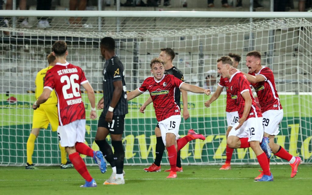 Noah Raphael Weißhaupt SC Freiburg II, Lars Kehl SC Freiburg II, Julius Tauriainen SC Freiburg II, Alexander Bazdrigiannis SC Freiburg II mit Torjubel,