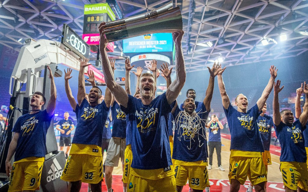 Die Mannschaft von ALBA Berlin nach dem Titelgewinn 2021 der BBL