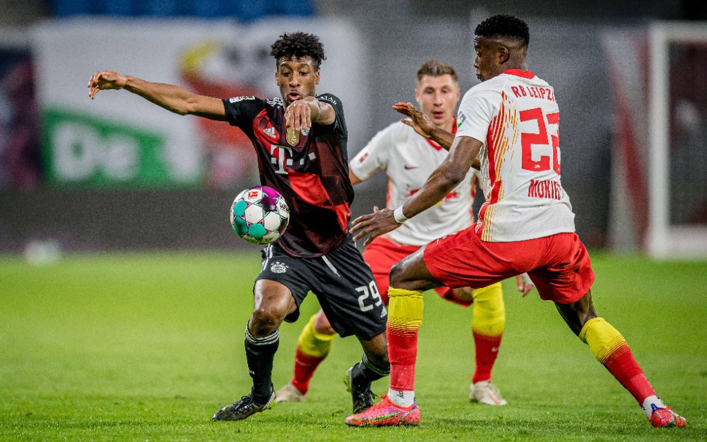 Leipzigs Nordi Mukiele und Willi Orban weiss gegen Muenchens Kingsley Coman / RB Leipzig - FC Bayern Muenchen 0:1 / 3. April 2021: Leipzig, Red Bull Arena