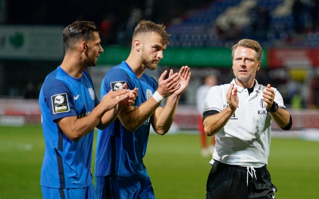 30.08.2021, Hänsch-Arena, Meppen, GER, 3. Ligs, 6. Spieltag, SV Meppen vs TSV Havelse, Applaus von Luka Tankulic SV Meppen 10, Lars Bünning SV Meppen 19 und Rico Schmitt Trainer SV Meppen