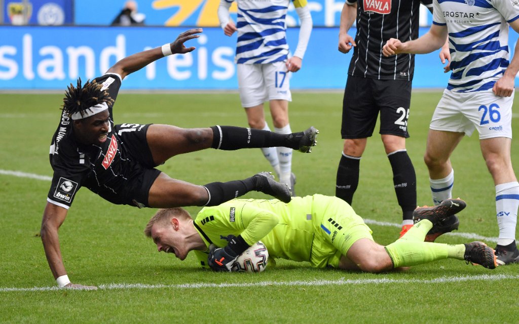 Maxime Awoudja Türkgücü München scheitert an Torwart Leo Weinkauf MSV Duisburg 20.03.2021, Fussball GER, Saison 2020 2021, 3. Liga, 29. Spieltag, MSV Duisburg - Türkgücü München 3:2