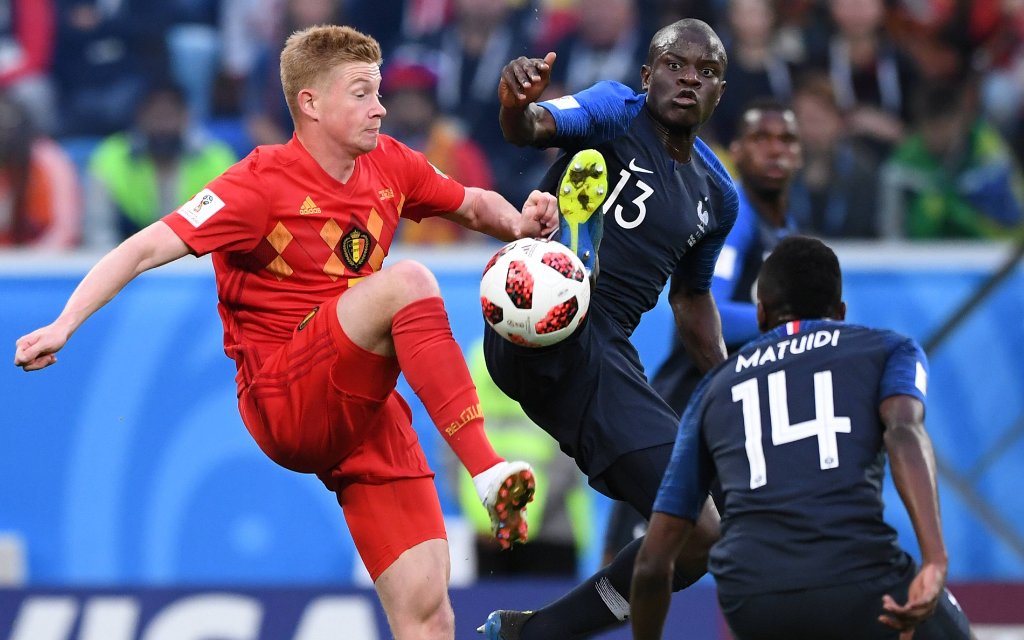 FUSSBALL WM 2018 Halbfinale ------- Frankreich - Belgien 10.07.2018 Kevin De Bruyne (li, Belgien) gegen N Golo Kante (re, Frankreich)