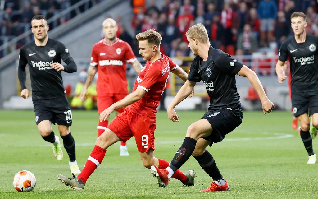 Eintracht Frankfurt im Europapokal gegen Olympiakos Piräus