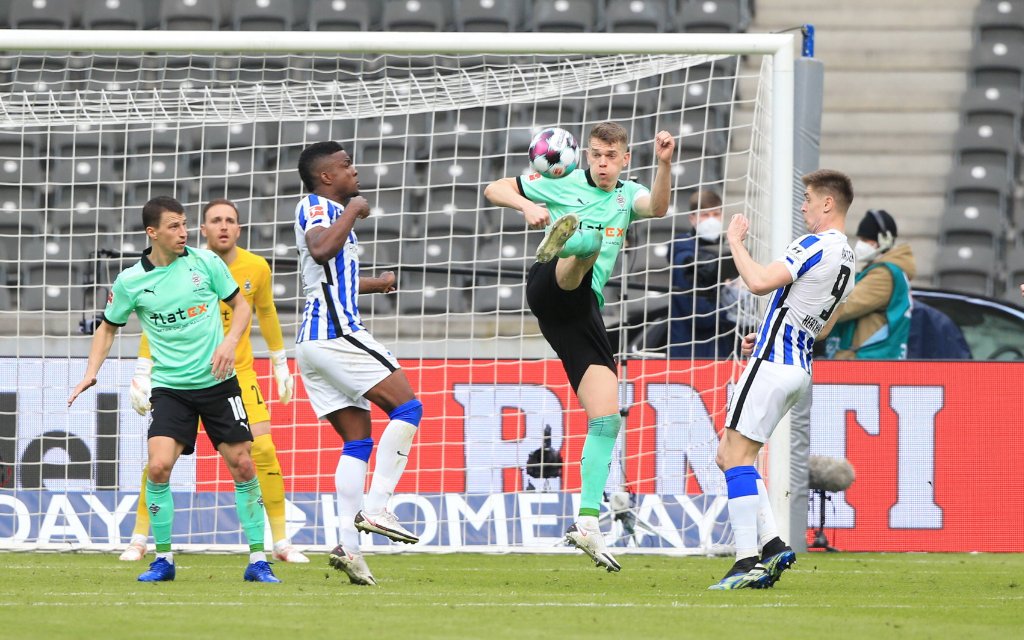 DEU, GER, DFL, 1. FBL, Hertha BSC vs. M.Gladbach, / 10.04.2021, Berliner Olympiastadion, Berlin, DEU, GER, DFL, 1. FBL, Hertha BSC vs. M.Gladbach, im Bild Jhon Cordoba Hertha BSC Berlin 15, Krzysztof Piatek Hertha BSC Berlin 9, Matthias Ginter BM Gladbach