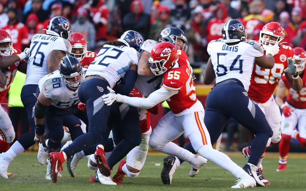 Kann Titans Running-Back Henry (5. v. l.) sich gegen die Defense der Chiefs behaupten?