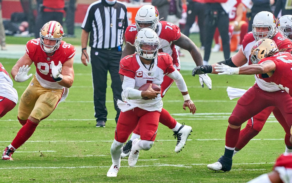 Arizonas Quarterback Murray (M.) mit dem Run im Spiel gegen die San Francisco 49ers