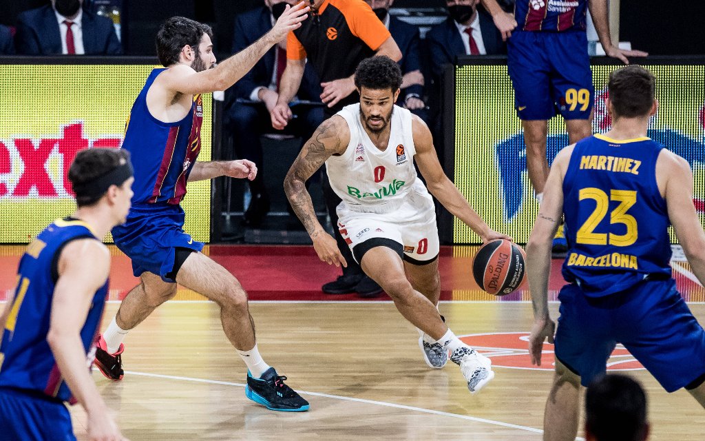 Bayerns Weiler-Babb (M.) im Duell mit Barcelonas Abrines (2.v.l.)