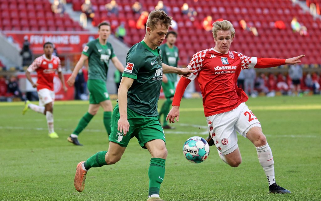 Mainz, Deutschland 28. Februar 2021: 1. BL - 2020/2021 - FSV Mainz 05 vs. FC Augsburg v. li. im Zweikampf Robert Gumny Augsburg gegen Jonathan Burkardt Mainz.