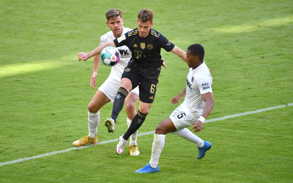 Florian NIEDERLECHNER A, Joshua KIMMICH M, Carlos GRUEZO A Aktion, Zweikampf, Fussball 1. Bundesliga, 34.Spieltag, FC Bayern Muenchen - FC Augsburg, am 22.05.2021 in Muenchen/ Deutschland