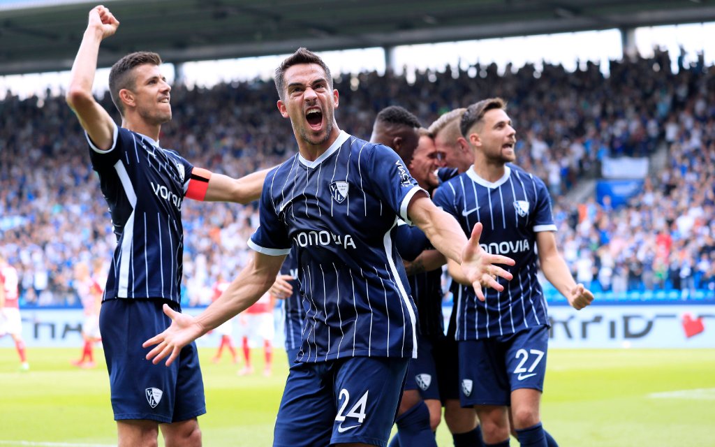 LAMPROPOULOS Vasileios Team VfL Bochum jubelt mit LOSILLA Anthony und PANTOVIC Milos 1.Fussball BL DFL Saison 2021 _ 2022 Spiel VFL Bochum - Mainz 05 3 : 0 am 21. 08. 2021 in Bochum