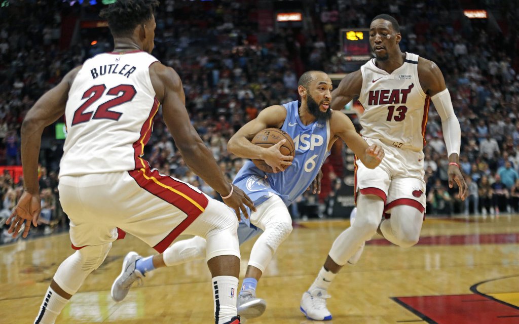 Spielmacher McLaughlin (M.) im Duell mit den Stars der Heat, Butler (l.) und Adebayo (r.)