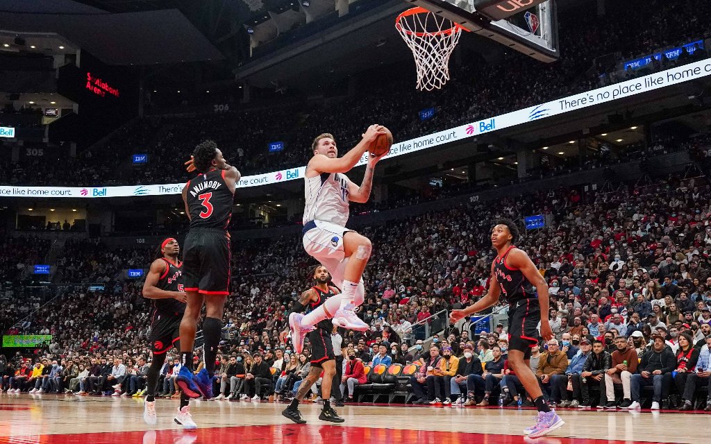 Mavericks Superstar Doncic (M.) mit dem Layup im Spiel bei den Raptors